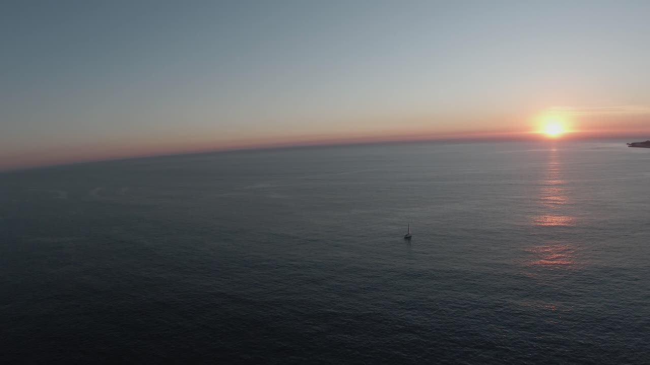 낚시 보트와 함께 놀라운 일몰의 최고 조감도