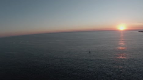vista aérea superior de la increíble puesta de sol con barco de pesca