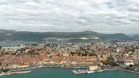 Hermoso-Paisaje-De-La-Ciudad-Europea-De-Split,-Croacia-En-La-Costa-Adriática