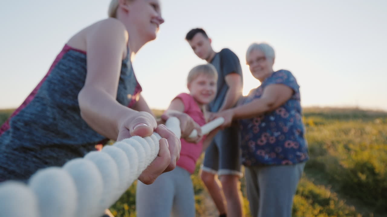 여러 세대의 가족이 줄다리기에서 경쟁할 것입니다.