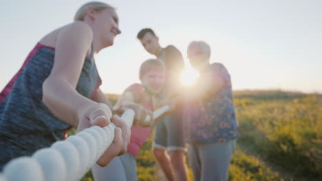 Mehrere-Generationen-Der-Familie-Werden-In-Einem-Tauziehen-Gegeneinander-Antreten