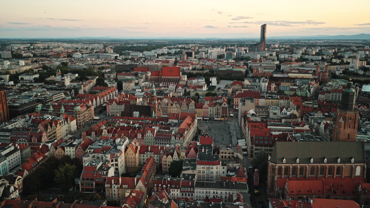 Veduta aerea panoramica dello storico paesaggio urbano di Wroclaw all'ora d'oro