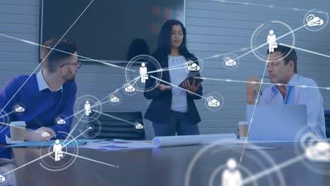 animación de la red de conexiones entre diversas personas de negocios en la oficina