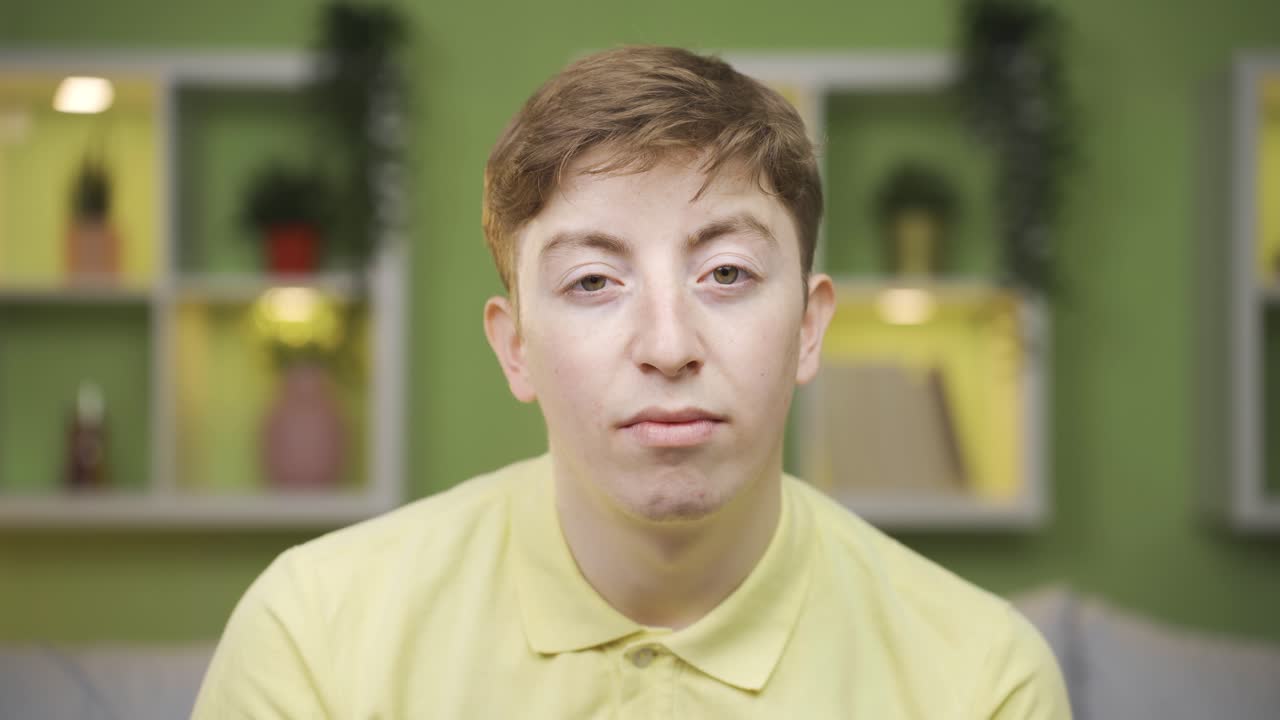 카메라를 바라보는 젊은 남자의 클로즈업 초상화.