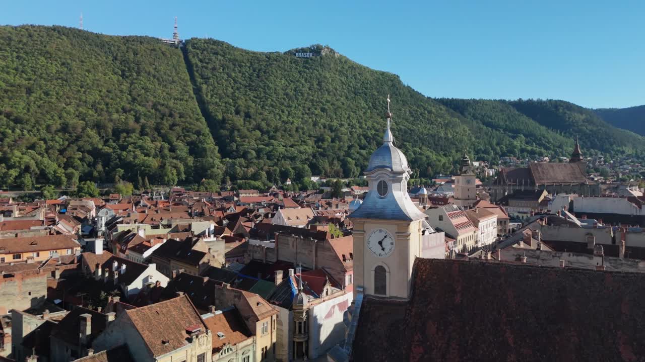 Vista aerea di una città storica con montagne in una giornata di sole