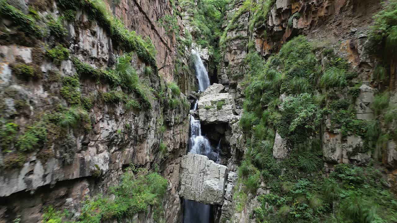 la naturaleza aérea se retira de la cascada en la parte trasera del estrecho desfiladero de roca