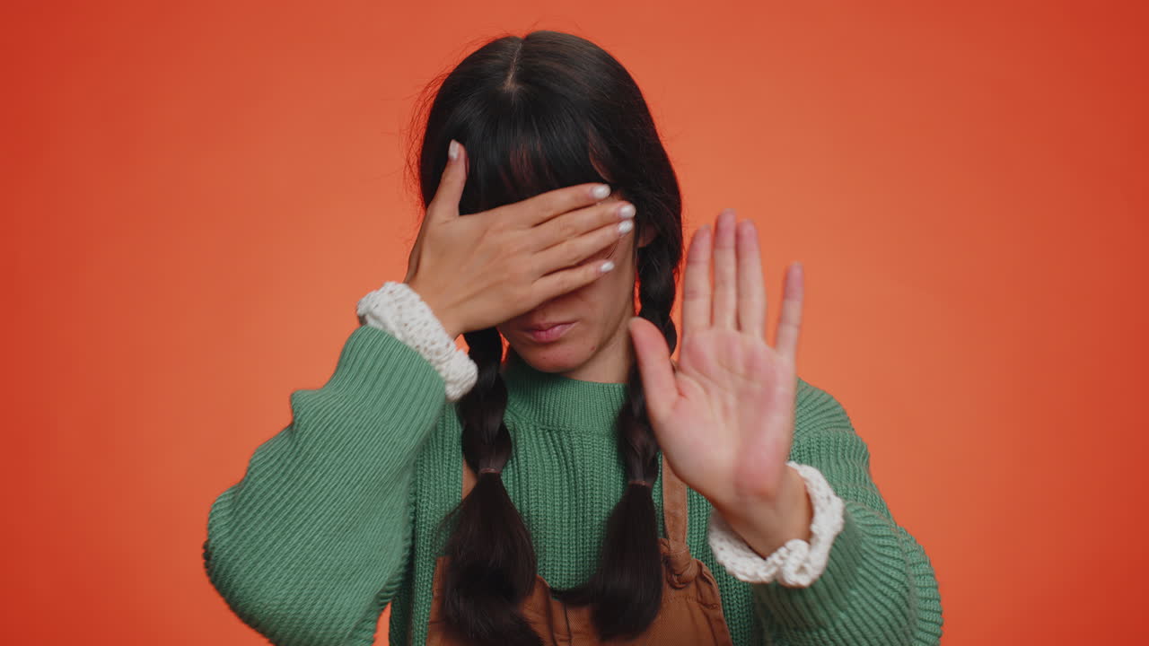 충격을 받은 젊은 성인 여성 눈을 감고 손을 보이며 멈추는 제스처, 혼란스러운 수줍음 보는 것을 두려워합니다.