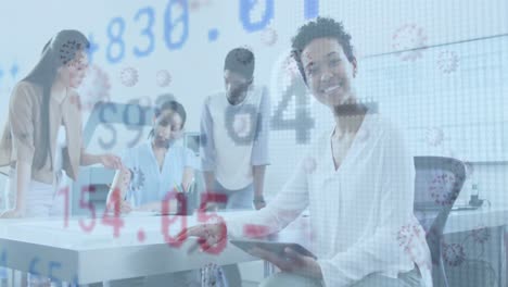 animación del procesamiento de datos sobre diversas personas de negocios hablando en la oficina