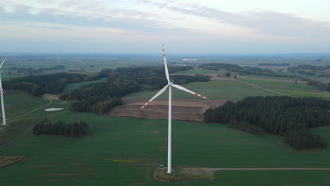 Toma-Aérea-De-4k-Del-Parque-Eólico-De-Energía-Renovable,-Turbinas-Eólicas-Al-Aire-Libre-En-La-Naturaleza