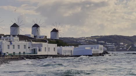 Mykonos-Berühmte-Windmühlen-Von-Little-Venice-Aus-Gesehen