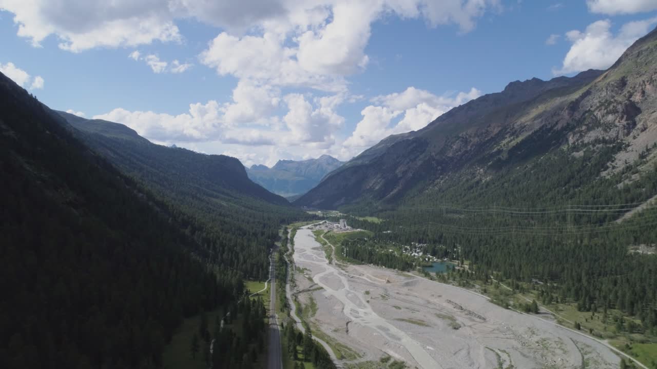 aerial de un valle de montaña con un río