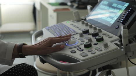 médico utilizando máquina de ultrasonido