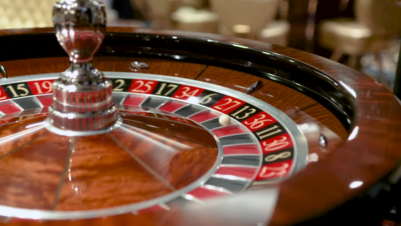 la ruleta en el casino gira y la bola blanca