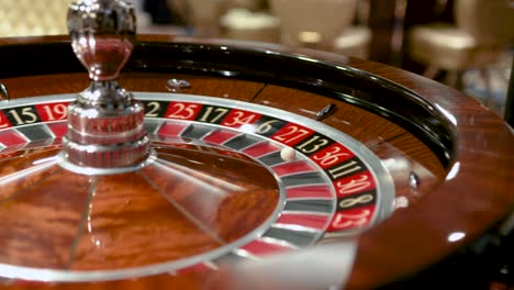 la ruleta en el casino gira y la bola blanca