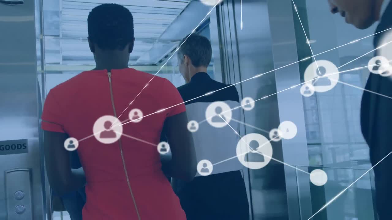 animación de una red de iconos de perfil sobre diversas personas de negocios que entran en el ascensor en la oficina.