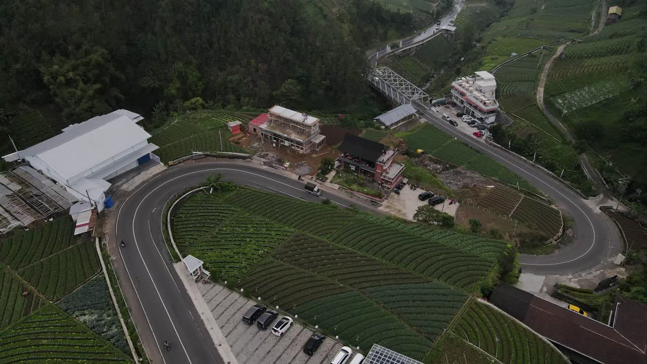 인도네시아 타왕만구에 위치한 라위산 경사면의 시골 풍경, 들판과 구불구불한 도로