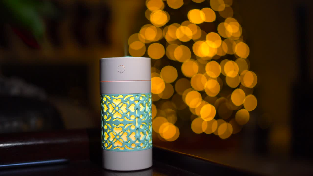 Diffuseur humidificateur à ultrasons un soir d'hiver pendant les fêtes de Noël sèches