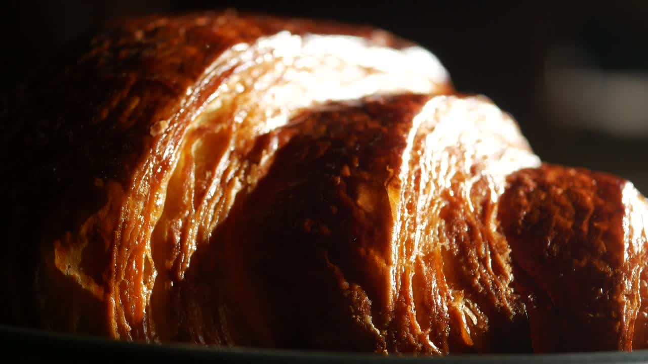 primer plano de un croissant