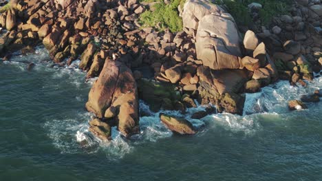 Paisaje-De-Olas-Golpeando-La-Costa-Rocosa-Del-Distrito-Turístico-Barra-Da-Lagoa,-Santa-Catarina,-Florianópolis,-Brasil