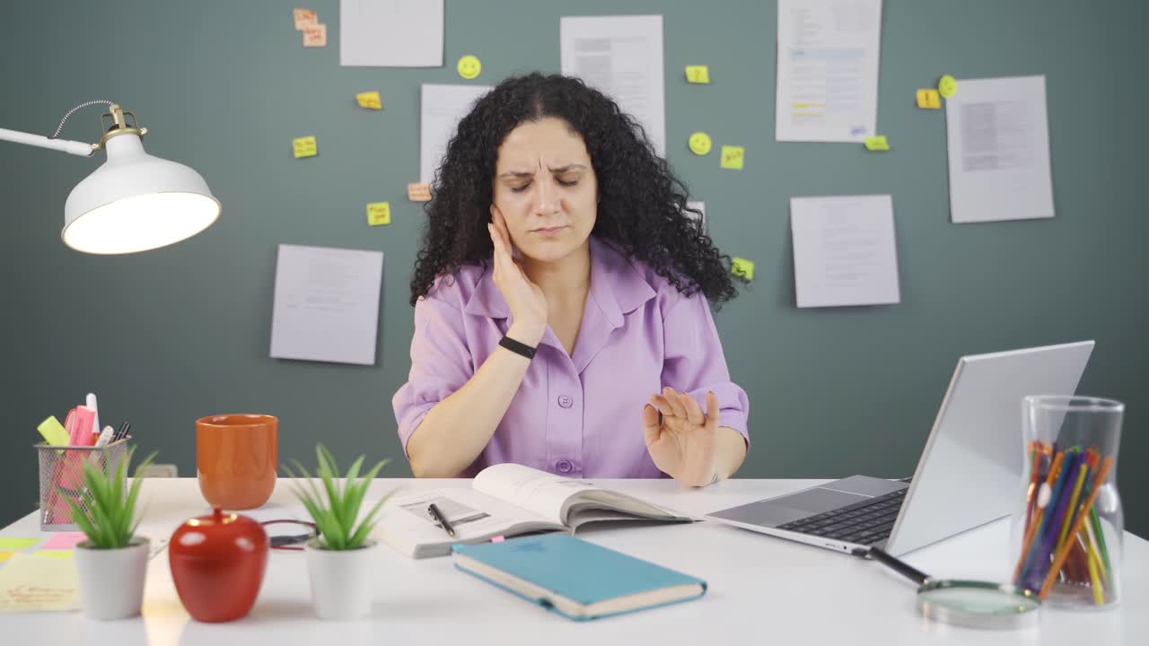 estudiante que sufre de dolor de muelas.