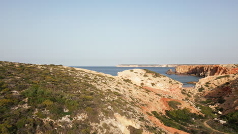 Niedriger-Drohnenschuss-über-Die-Klippen,-Die-Den-Strand-Bei-Tonel-Sagres-Enthüllen