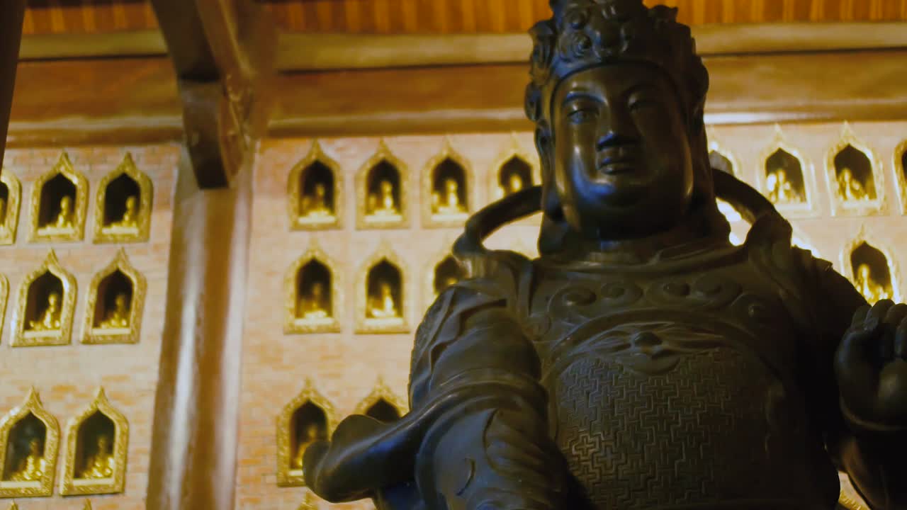 explorando el templo bai dinh - estatuas en la sala phap chu en la provincia de ninh binh, tam coc vietnam