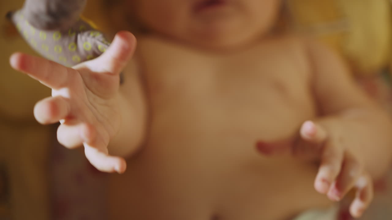 el bebé está explorando.