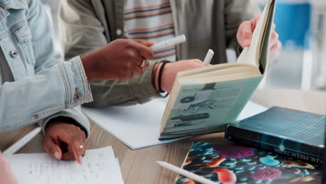 estudiantes que estudian juntos
