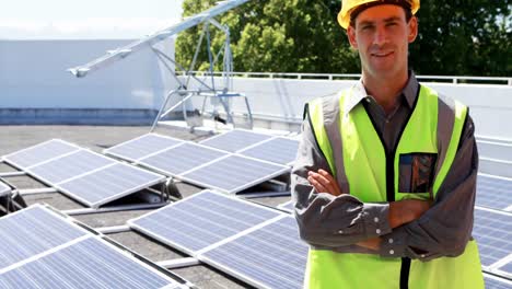 Männlicher-Arbeiter-Steht-Mit-Verschränkten-Armen-An-Der-Solarstation-4k