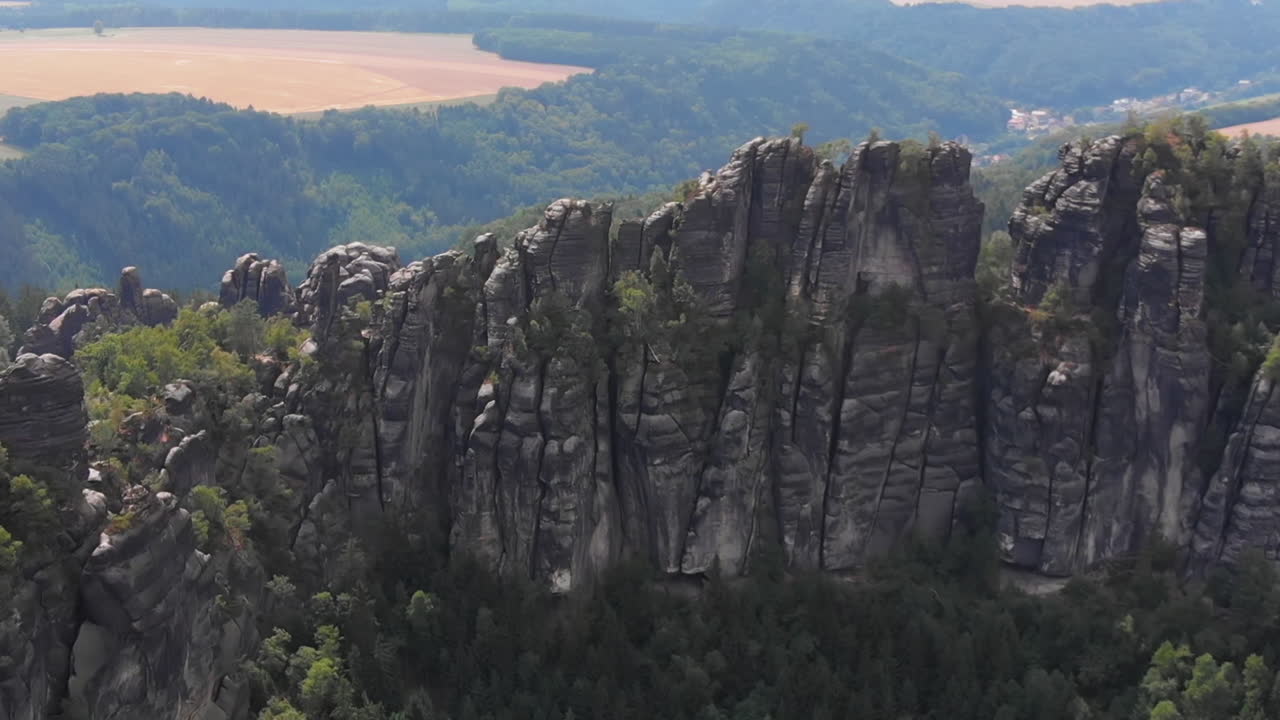 vista aérea de la suiza sajona schrammstein aussicht, bad schandau, alemania