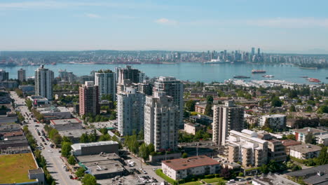 Vista-Aérea-Descendente-Del-Puerto-Y-Del-Centro-De-La-Ciudad-Desde-El-Norte-De-Vancouver