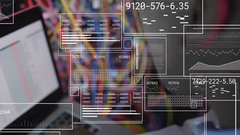 Animación-Del-Procesamiento-De-Datos-Sobre-Un-Ingeniero-Afroamericano-Usando-Una-Computadora-Portátil-En-La-Sala-De-Servidores