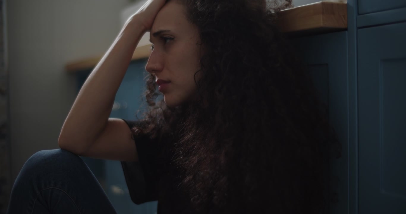 Primo piano di una donna depressa e sola