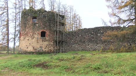 Burgruinen-Des-Livländischen-Ordens-In-Ergeme-Im-Herbst