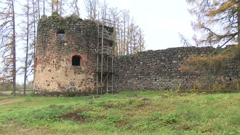 ruinas del castillo de la orden de livonia en ergeme durante el otoño.