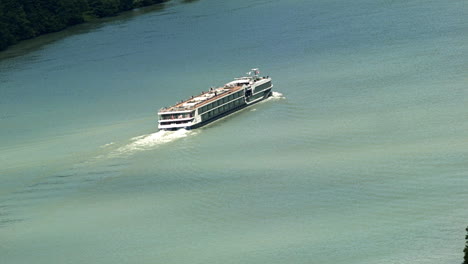 Passagierschiff-Auf-Kreuzfahrt-Auf-Der-Donau-5