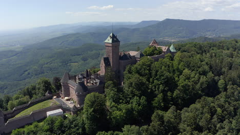 Toma-Aérea-Circulante-De-Una-Torre-De-Un-Castillo-Medieval-Renovado-En-La-Región-De-Alsacia-De-Francia