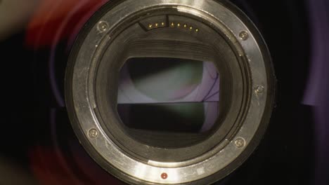 vista macro de primer plano del adaptador de la lente de la cámara con la cámara moviéndose hacia adelante