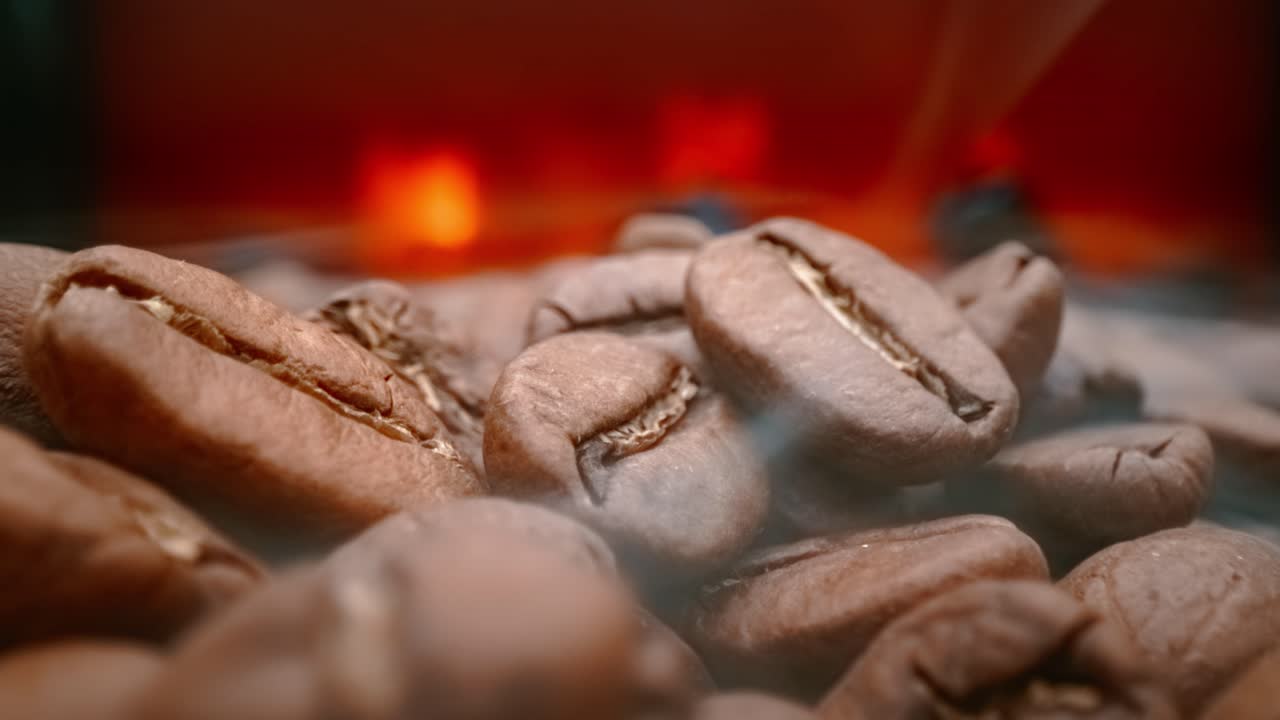 cerca de las semillas de café. los granos de café perfumados son tostados el humo viene de los granos de café.