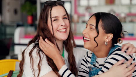 Amigos,-Felices-Y-Mujeres-Se-Abrazan-En-El-Café.