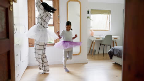 mamá, bailarina y bailarina en la casa