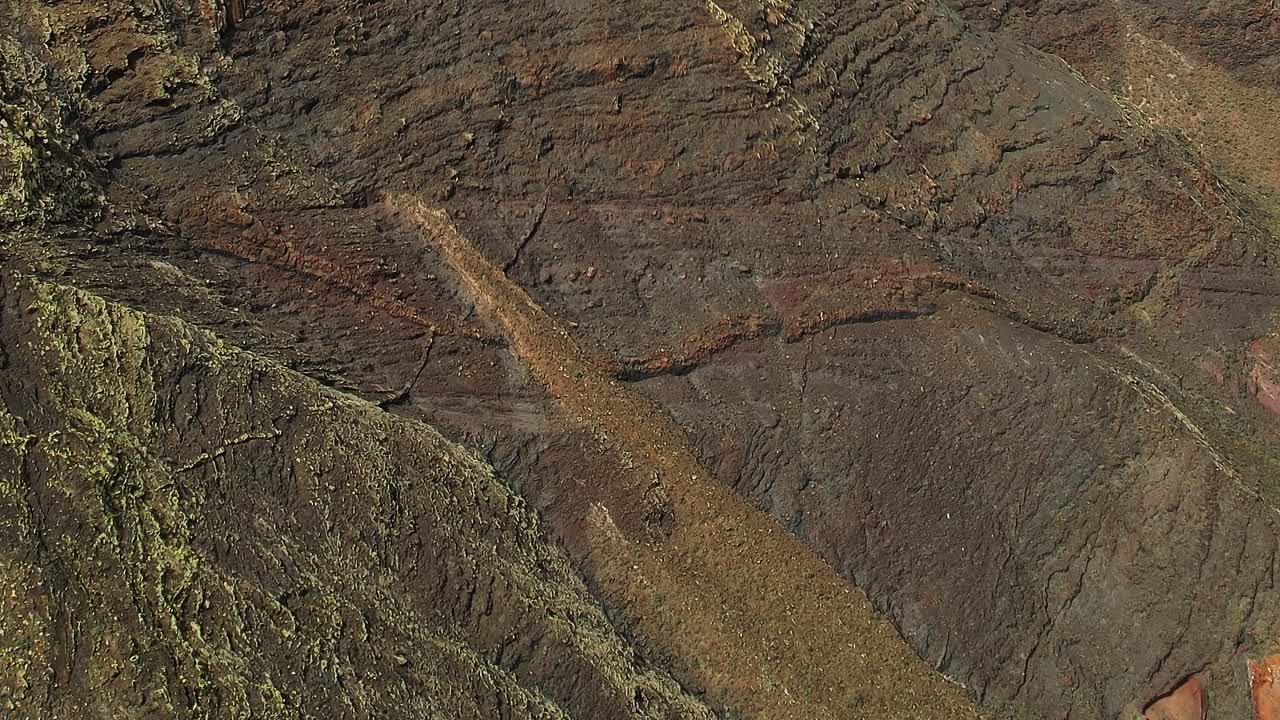 Ampia vista di paesaggio vulcanico arido