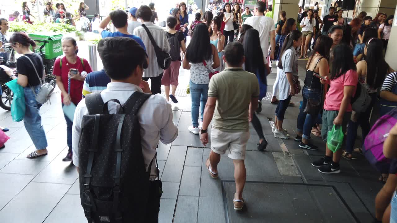 multitud ocupada en una calle de la ciudad