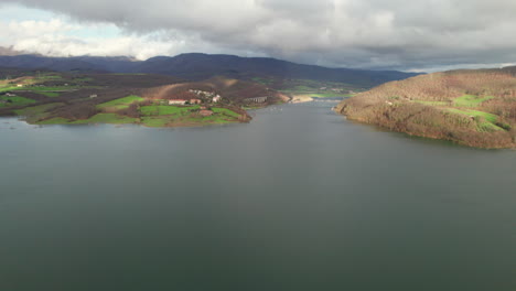 Amanecer-Sobre-El-Lago:-Imágenes-Aéreas-Del-Lago-Montedoglio-Y-Sus-Alrededores