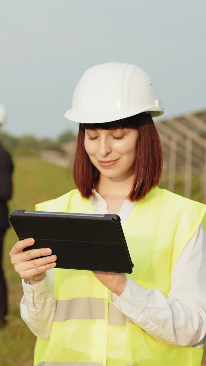 ingeniero inspeccionando paneles solares