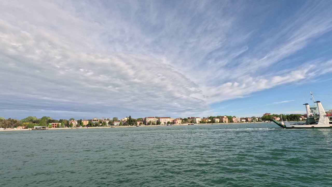 베네치아 바다의 이 마을은 신비로운,  ⁇  달과 발견된 장소입니다.
