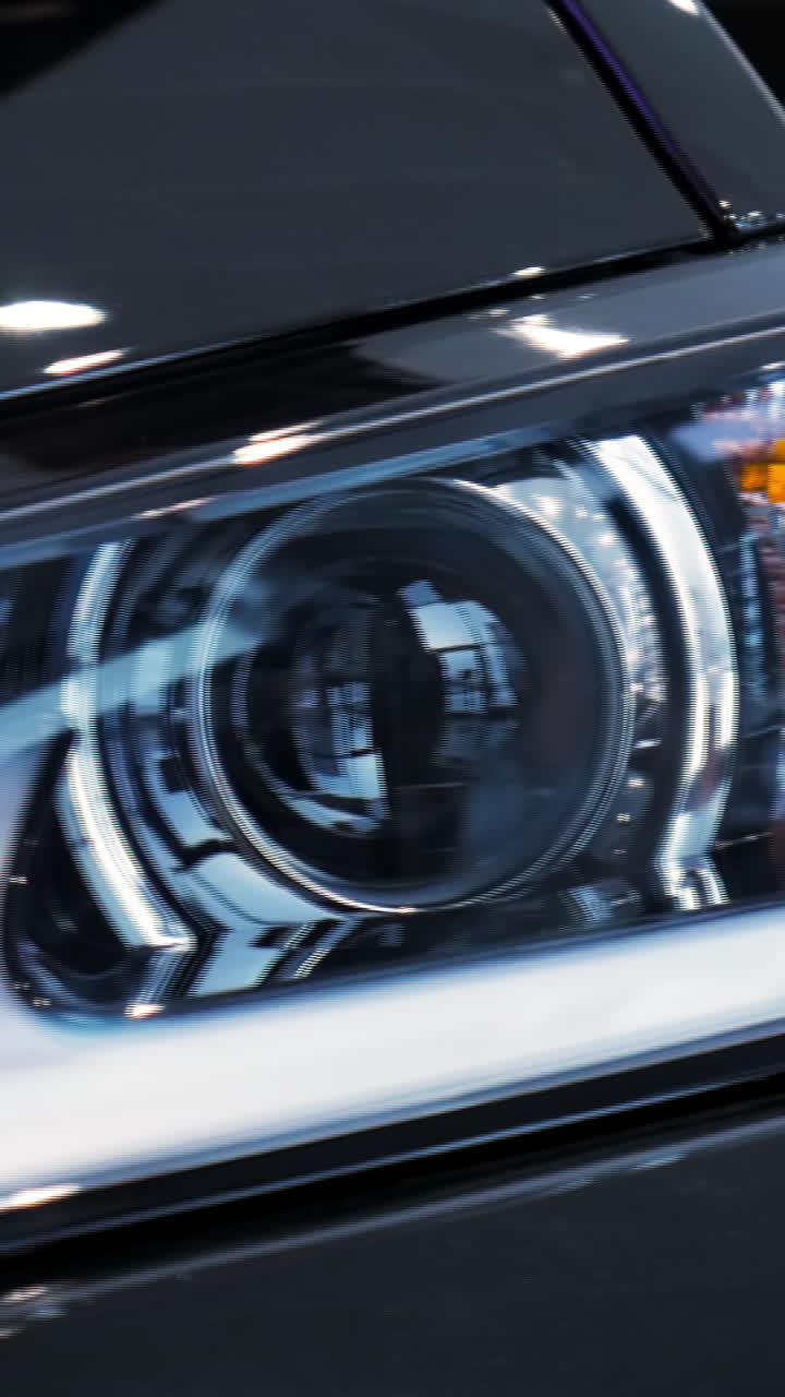 primer plano de un faro de automóvil