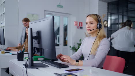 representante de servicio al cliente que trabaja en una oficina