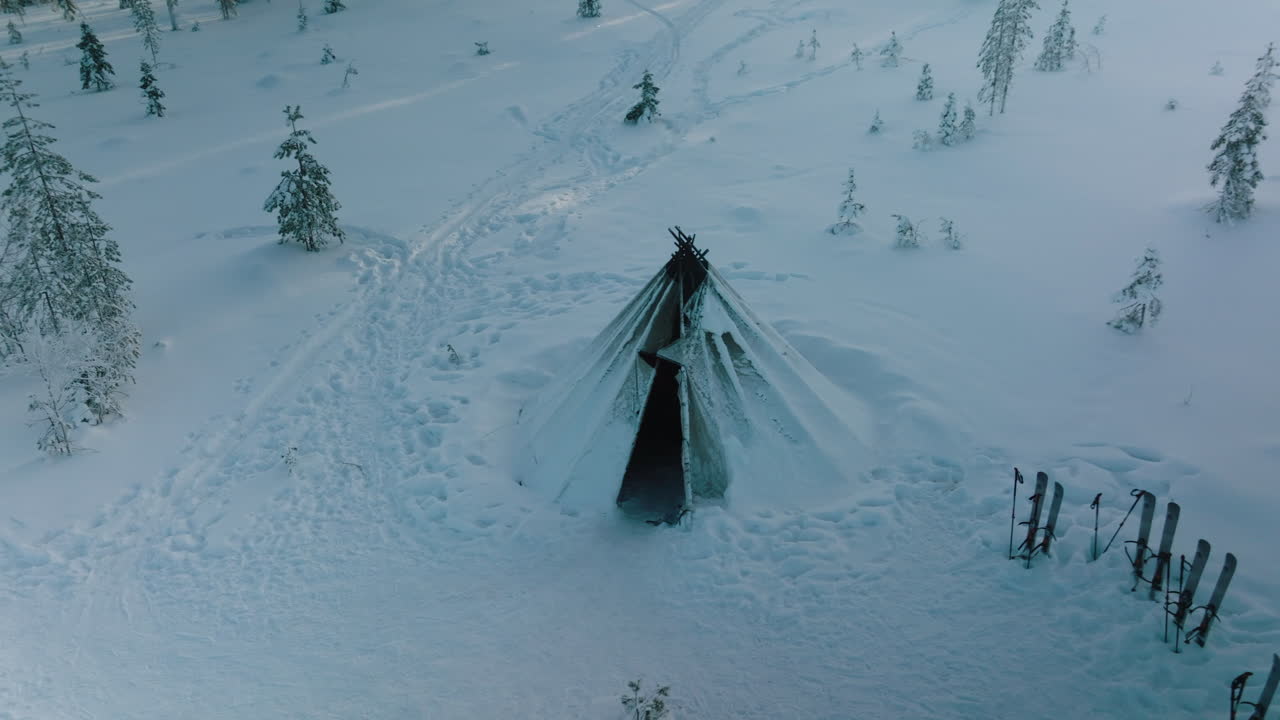 Una capanna ricoperta di neve fitta a Rovaniemi, Lapponia, Finlandia - ripresa aerea