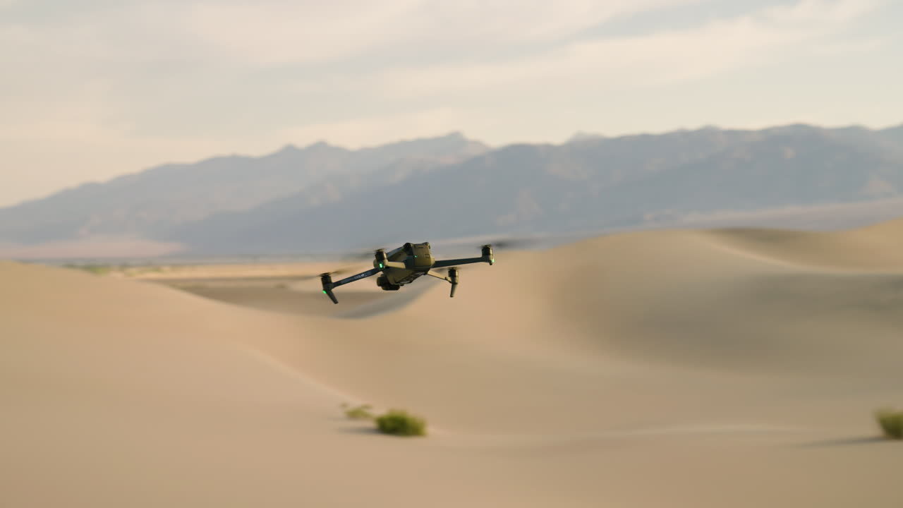 미국 데스밸리 국립공원의 모래 언덕을 날아가는 드론 카메라